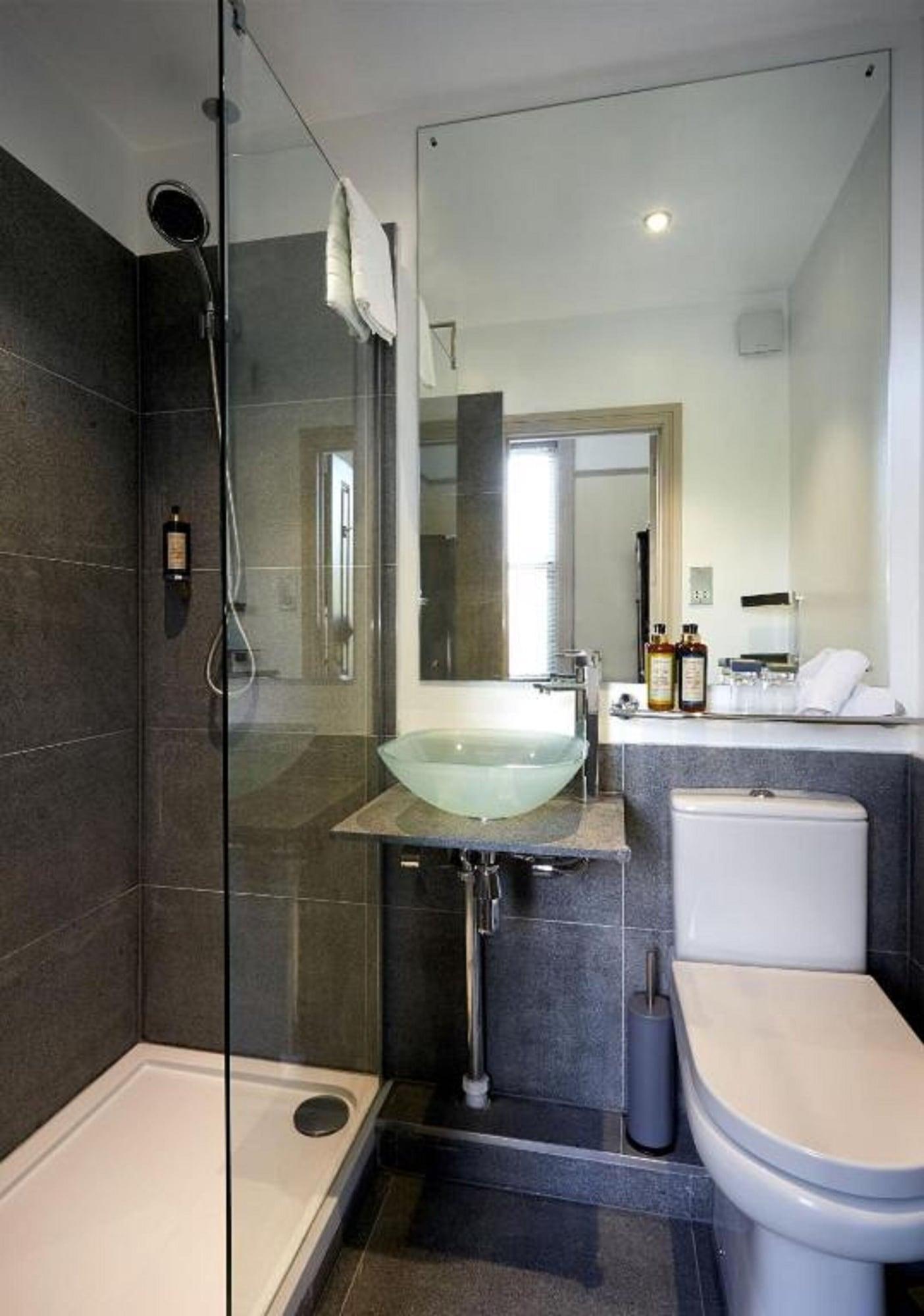 Dorian House Boutique B&B - Free Parking! Бат Екстер'єр фото A modern bathroom