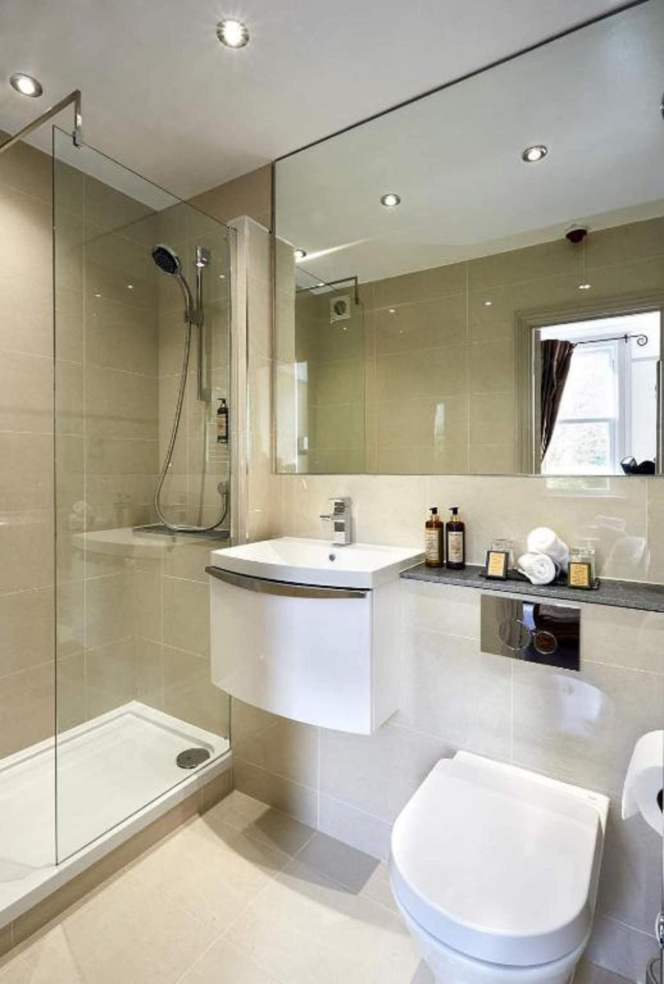 Dorian House Boutique B&B - Free Parking! Бат Екстер'єр фото A bathroom with a shower enclosure