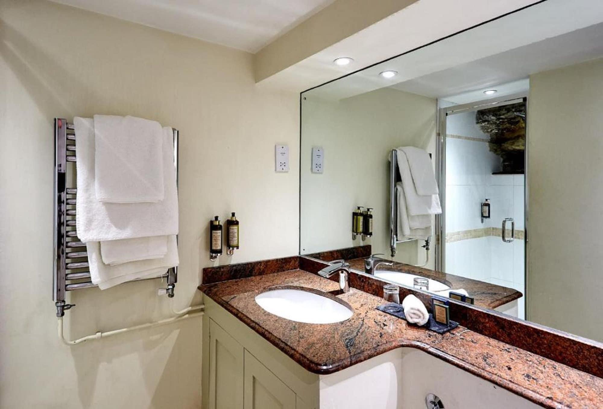 Dorian House Boutique B&B - Free Parking! Бат Екстер'єр фото A bathroom in a hotel