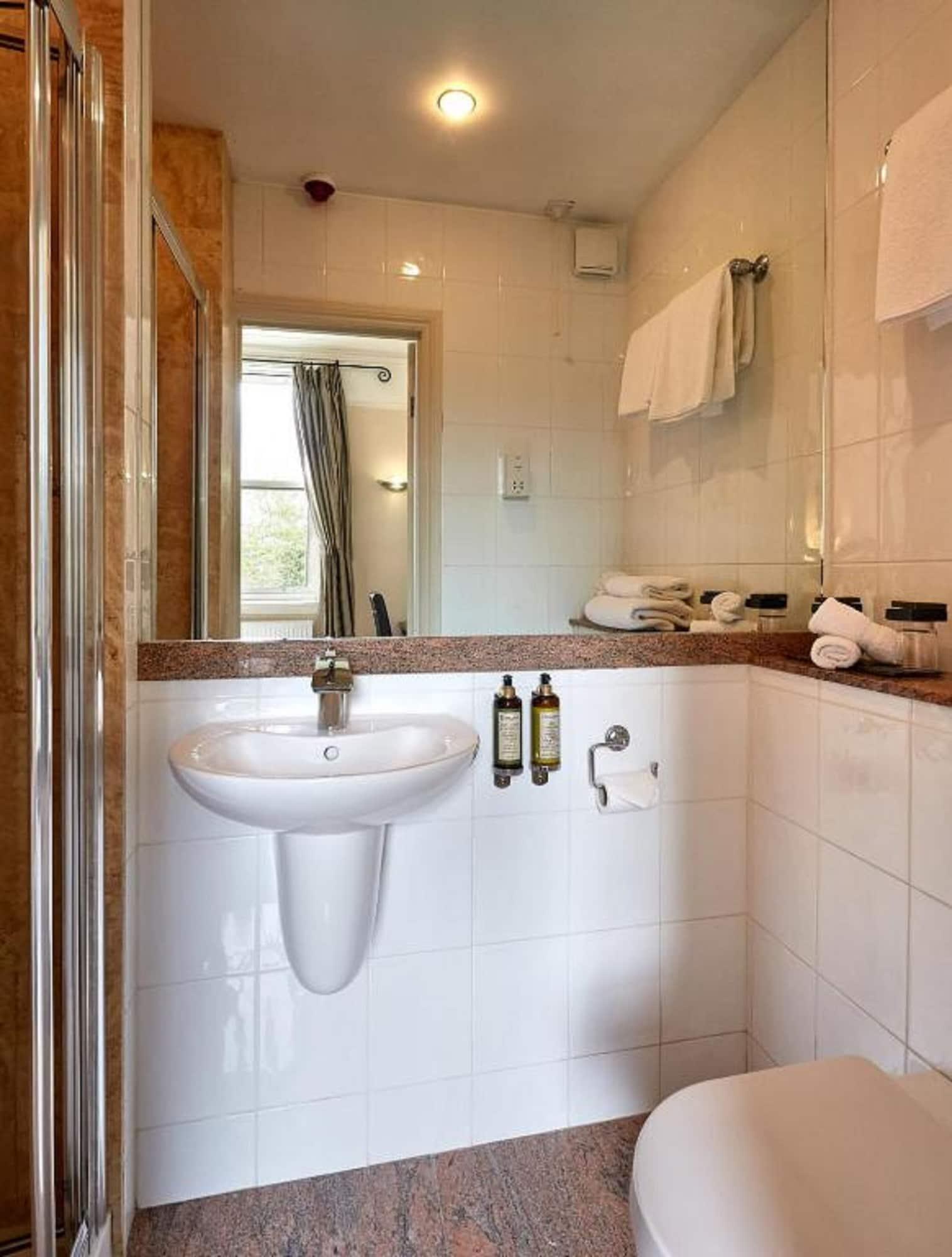 Dorian House Boutique B&B - Free Parking! Бат Екстер'єр фото A typical bathroom in a hotel