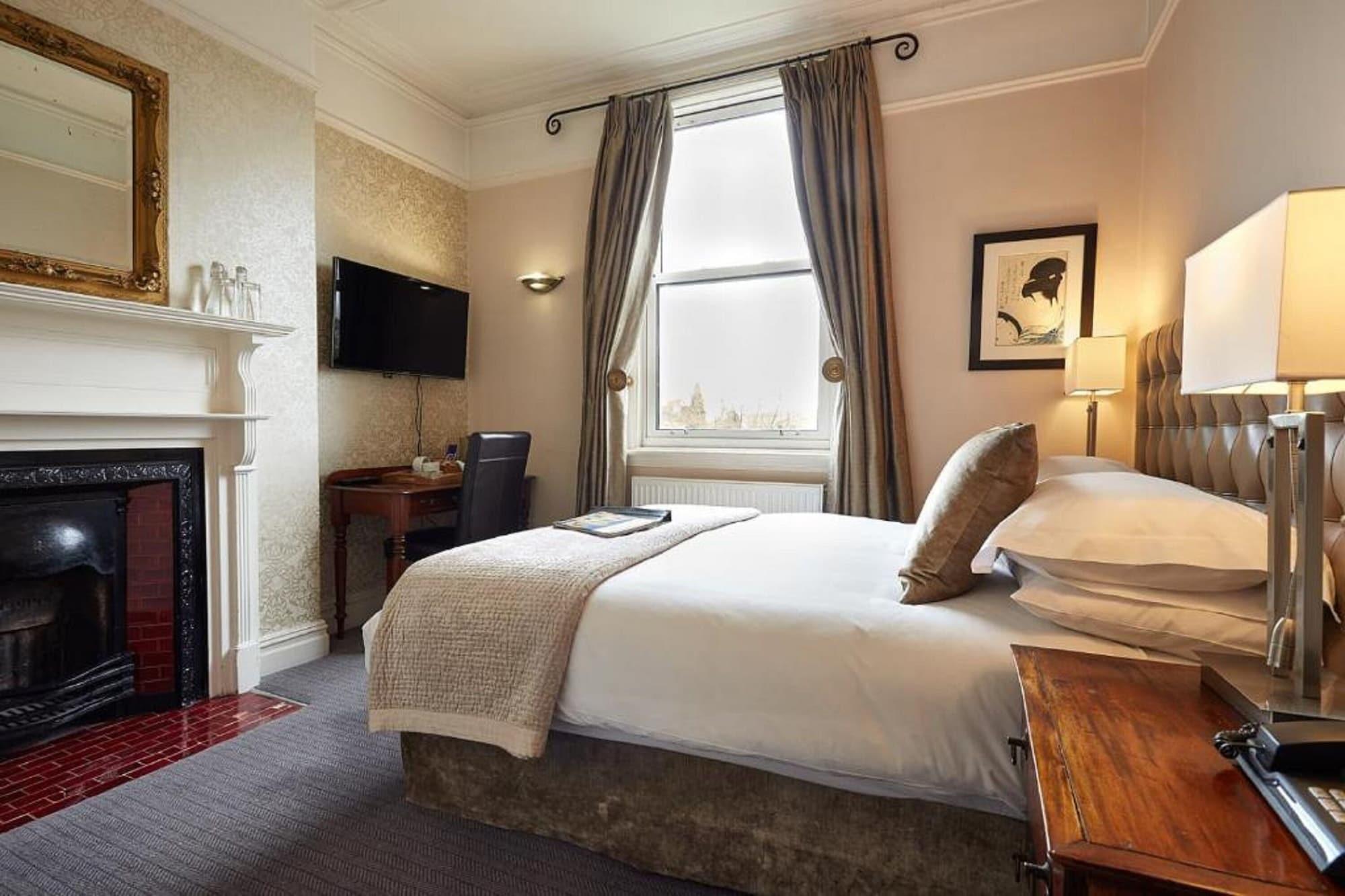 Dorian House Boutique B&B - Free Parking! Бат Екстер'єр фото A bedroom at the hotel